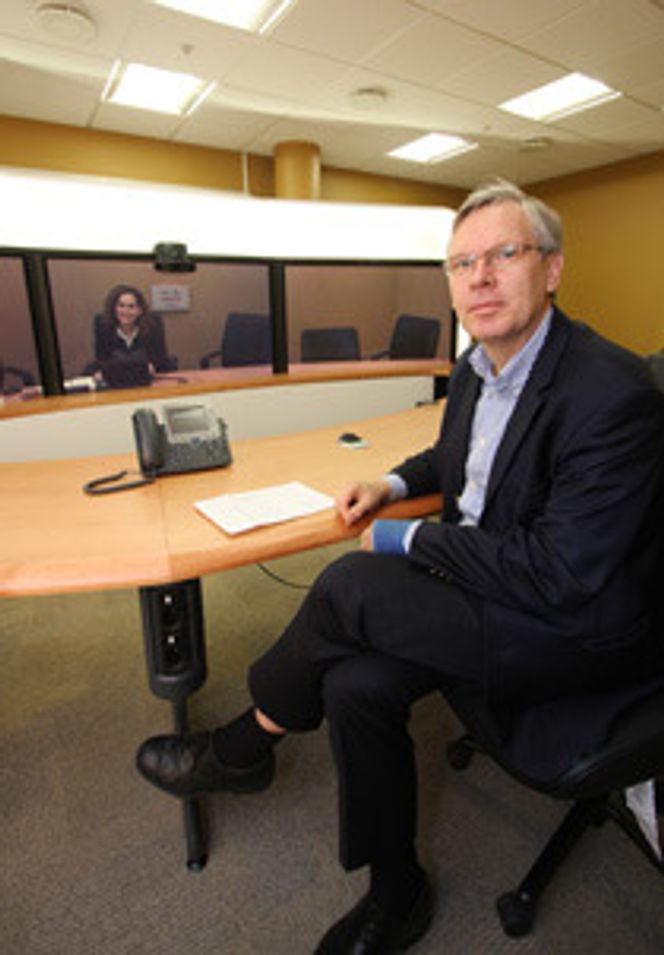 Helt nytt nivå Cisco-sjef Jørgen Myrland i samtale med en kollega ved kontoret i Netanya i Israel. Han vil nå invitere Storberget til demonstrasjon av Telepresence. (Foto: Stein Jarle Olsen)