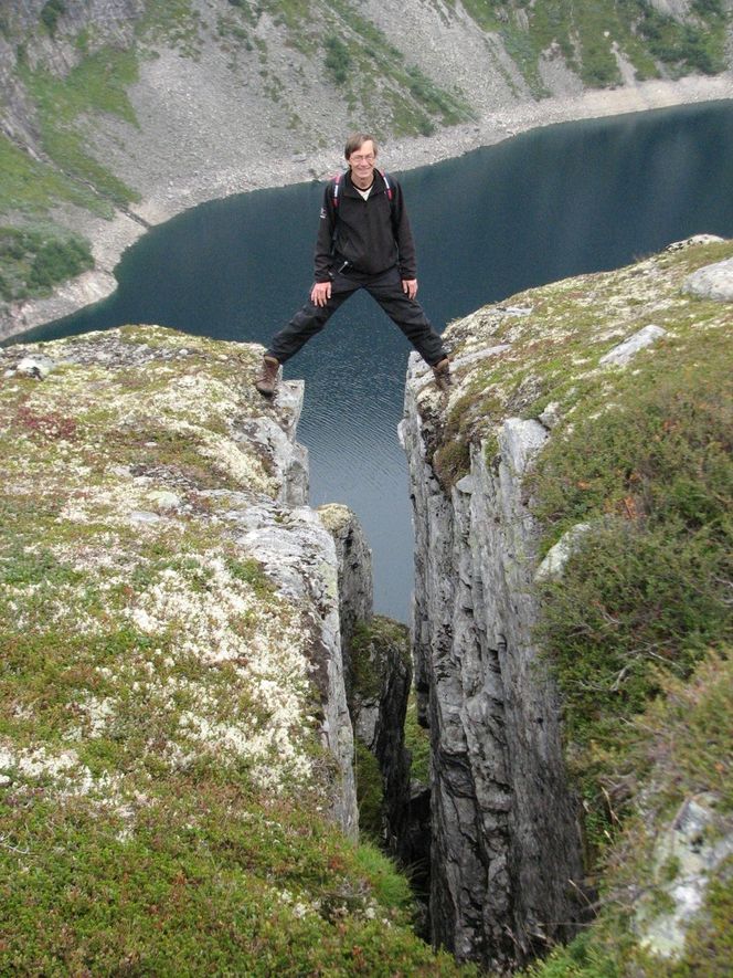 Øker kraftproduksjonen SPREKKER: - Vi må inn i fjellet for å punktere sprekkene med et tunnelsystem, sier Ola Gunleiksrud, vassdragsteknisk ansvarlig i E-CO.