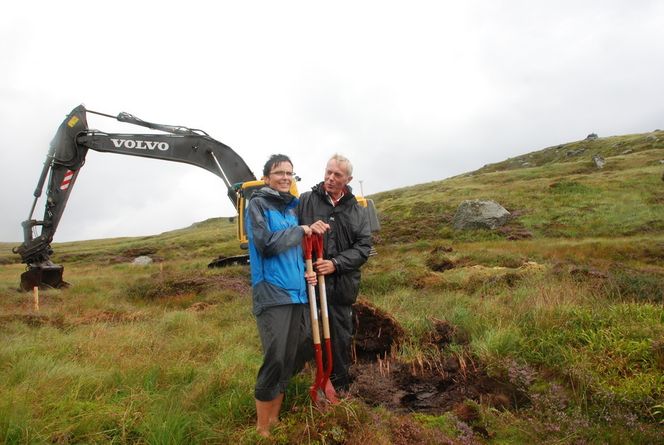 Flere om beinet STADT-KRAFT: Fornyingsminister Heidi Grande Røys (SV) og Vågsøy-ordfører Roger B. Silden (Ap) tar første spadestikk for vindparken Mehuken 2 ved Stadt. Lokalpolitikerne ønsker å bli pilotfylke for havvind, og tror det ligger store penger i det.