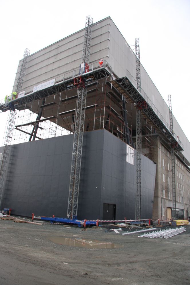 Værutsatt fasade Rockheim under bygging i Trondheim.