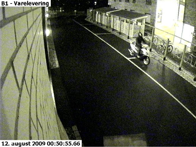 Tyven ankom på en scooter.
