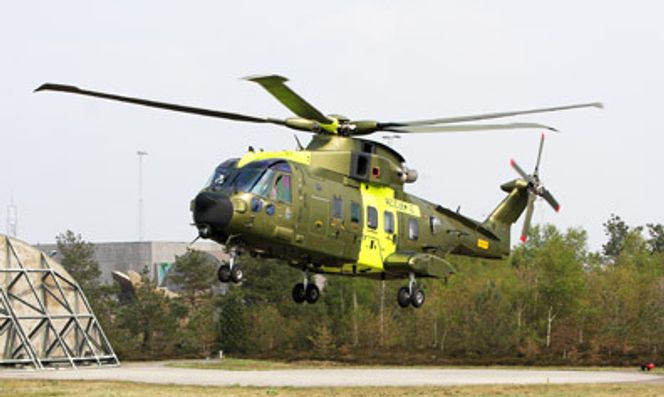Sea King har mye nedetid NY ÆRA: For et utrent øye ser kanskje ikke AW101 ut som en voldsom nyvinning i forhold til dagens Sea King. Men en historie fra en dansk-norsk øvelse sier mye om utviklingen i kapasitet og effektivitet. På øvelsen plukket en AW101 opp 34 personer fra sjøen på samme tid som de danske og norske Sea Kingene plukket opp fem hver. (FOTO: Per Erlien Dalløkken)