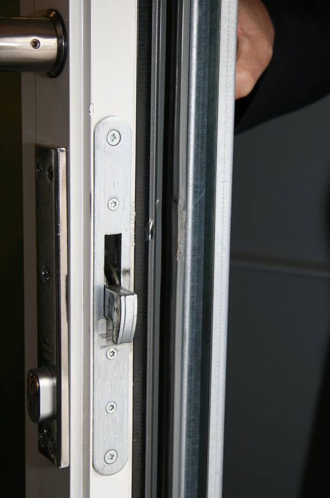 Planlagt innbrudd MANLGER MERKER: For å dirke opp en slik lås via hullet over haken må døren bennes opp. - Merkene er for små, det kan ikke ha skjedd, sier fagansvarlig for innbrudd hos FG.