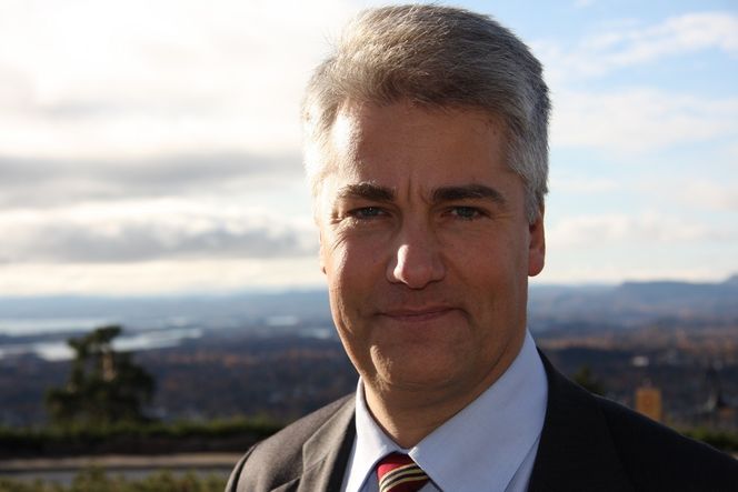 Strengere prioriteringer PRIORITERER FEIL: - Myndighetene må prioritere sterkere å bygge gode veier der det bor flest folk, sier sjeføkonom Øystein Dørum i DnB NOR.