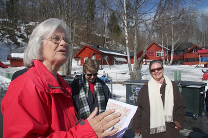 Konsesjon BEKYMRET: Annemor Onarheim, styreleder i Nedre Bleiker barnehage, Anne-Lise Landmark og Reidun Bekkelund ønsker ikke et fjernvarmeanlegg like ved barnehagen.