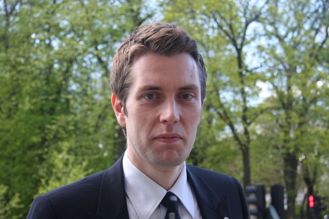 – Skandale DOBBELTMORAL: Regjeringen snakker i det ene øyeblikket varmt om kvotesystemet, for i det neste øyeblikk si at det ikke vil ha noen miljøeffekt å slette 13,5 millioner tonn CO2, sier Peter S. Gitmark i energi og miljøkomiteen.