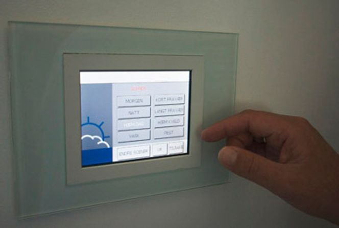 STYRING: Fra kontrollpanelet plassert ved utgangsdøren kan du sette igang ferdigprogrammerte moduser for huset, eller programmere dine egne.
