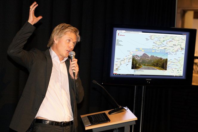 INTRODUKSJN: Christian Opdal Eid introduserer Virtuelle Reiser for fullsatt auditorium på Teknisk Museum.