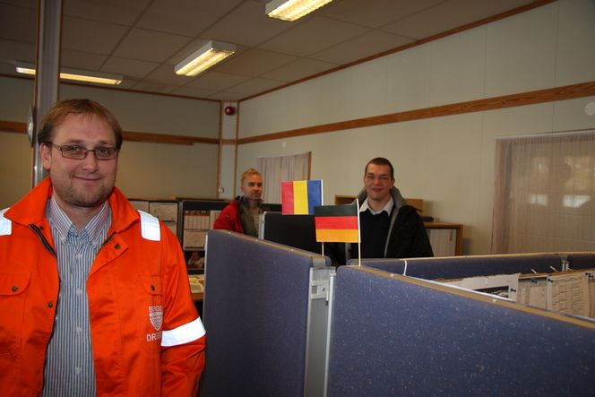FLAGGFABRIKKEN: Administrerende driektør Halldor Rongve i Bergen Group Dregggen ser en fordel i å ha ansatte fra 10-12 ulike land. Bak ham står Lauri Nurminen (FInland) og Bogdan Bunea (Romania). Den tyske kollegaen er til lunsj.