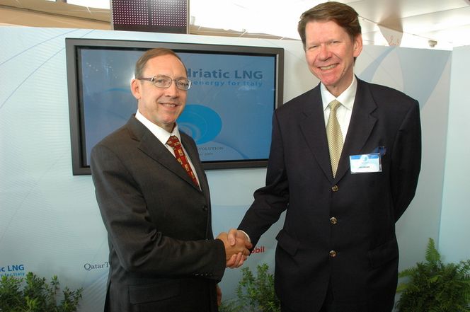 VELGJORT: Administrerende direktør Scott Milller kan takke prosjektleder Arnt Knudsen for vel utført arbeid med Adriatic LNG. - 20 millioner timer uten alvorlige skader viser kvalitet, sier Miller.