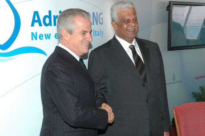 SIKRER ENERGITILFØRSELEN: Energiministrene Claudio Scajola og sheik Abdullah bin Hamad Al Attiyah kan gratulere hverandre med at LNG-leveransene fra Qatar forhindrer en forverring av energikrisen i Italia.