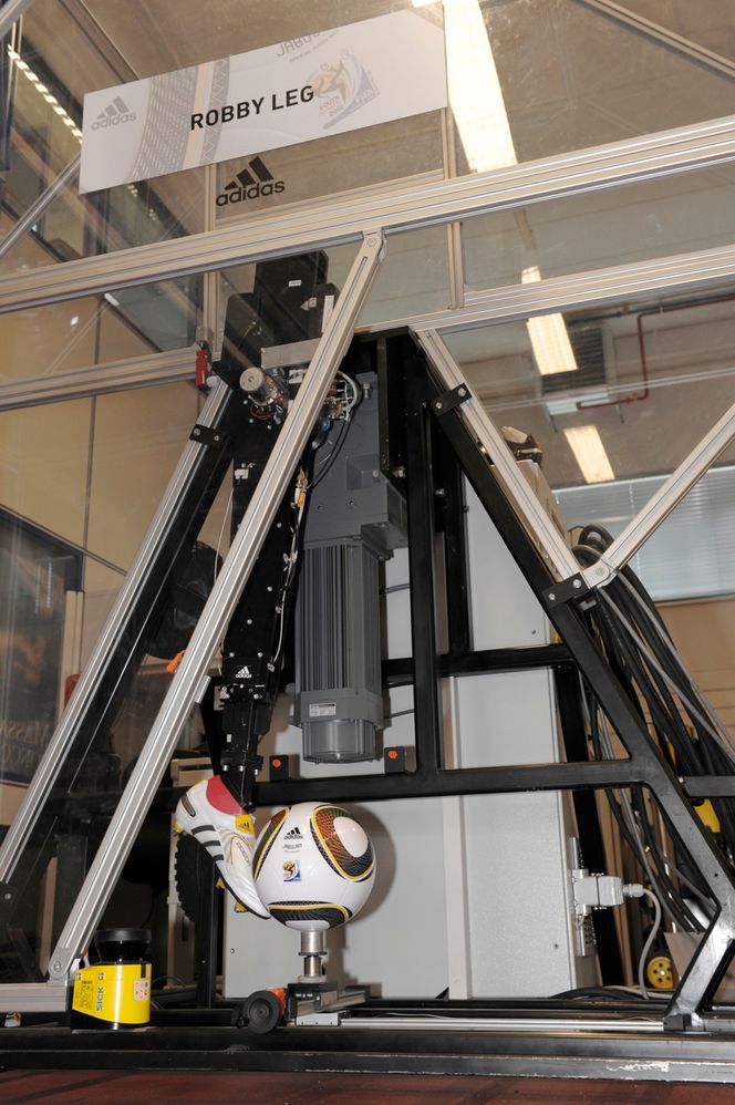 Utfordringen ROBOTSPILLER: For å teste ut fotballer og fotballsko har Adidas bygget en sparkerobot. Den kan gi nøyaktig samme avsprk gang etter gang og kan sparke ballen raskere enn de beste fotballspillerne.