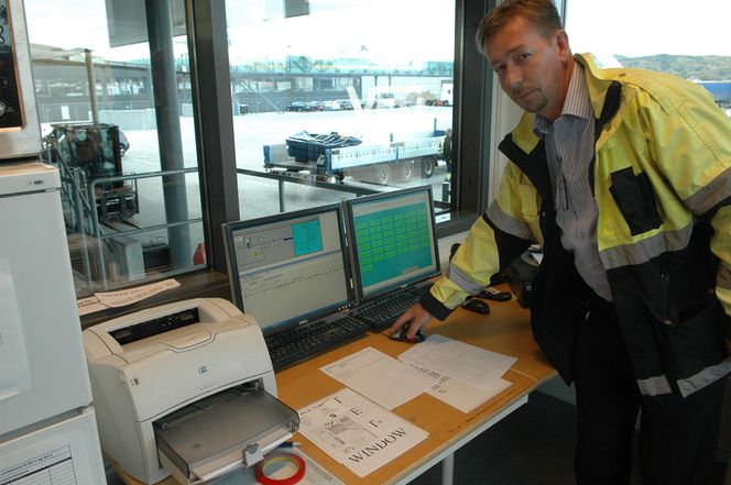 FULL KONTROLL: - Herfra har vi full kontroll med bunkringen av Superspeed. Her får vi inn alle feilmeldinger og kan se tilstanden i anlegget, sier Alan Christoffersen i Color Line.