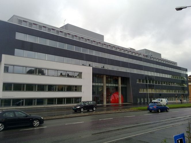 ENKLE MIDLER: Fra utsiden ser KLP-bygget ut som ethvert kontorbygg. Så er det også de enkle midlene som har gjort det til landets mest energieffektive kontrobygg.
