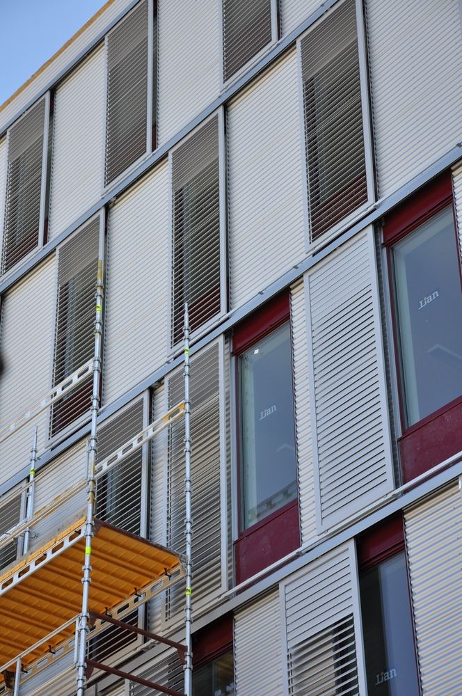 Ren betong VARIASJON: Persienene kan styres slik at de er lukket nede for å hindre forstyrrende sollys samtidig som de er åpne i det øvre sjiktet for å slippe inn dagslys.
