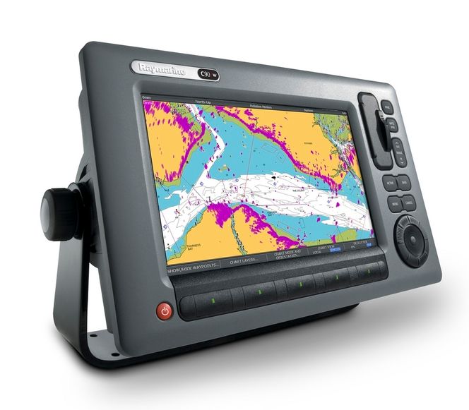 Nettverk og widescreen ONLINE: Raymarine har lagt nettverksfunksjoner i widescreen inn i den rimeligere C-serien av sine kartplottere. Foto: Raymarine