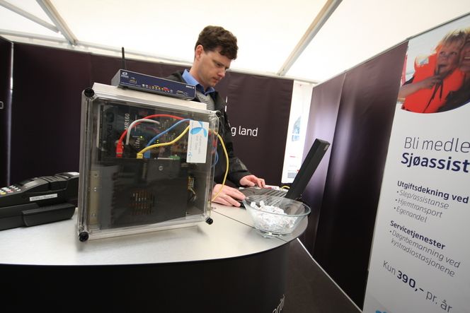 Smalbånd til sjøs NISJE: VHF Data er ikke den raskeste internettforbindelsen, men utviklingsingeniør Thomas Hirsch hos Telenor Maritim Radio satser på nyttetjenester som ikke krever stor hastighet.