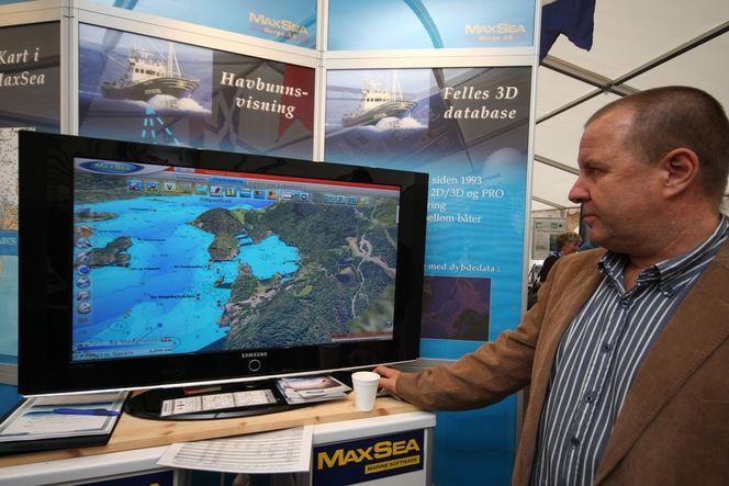 Nå klarer du ikke kjøre deg vill KJAPP: Baard Pladsen hos Max Sea kan skilte med raske kart og detaljerte flyfotos på samme skjerm om bord. Denne 40-tommeren er kanskje litt drøy for de fleste båteiere langs vår kyst.