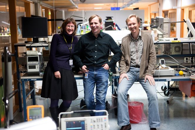 FORNØYDE: Eva Nilssen og Kjell Kristoffersen har begge vært med i GE Vingmed helt siden 70-tallet. Sammen med administrerende direktør Dagfinn Sætre (t.h.) er de stolte over å ha fått til et produkt som Vscan. (FOTO: Ståle Andersen)