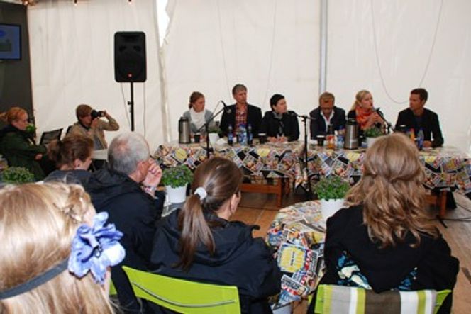 Sjekket partiprogrammene MÅ HANDLE NÅ: Klimadebatt på Øyafestivalen 13. august. Politikerne vil gjerne ha mer fornybar energi, og de begynner å bli enige om at forbrukerne må akseptere noe høyere strømpris for at det skal skje.