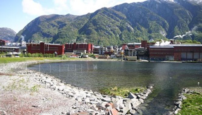 Eneste i Norge TESTER: Innerst i Buerdalen tas det vannprøver for å sjekke om innholdet av breslam er så stort at det rekker til tildekking av fjordbunnen. Andre alternativer er å legge på matter eller bruke sand.