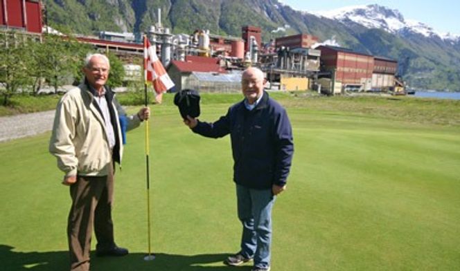 Utslipp kraftig redusert GOLF: En golfbane er anlagt på det gamle deponiet innerst i Eitrheimsvågen. Golferne Tormod Hovland og Rolf Sandstø husker hvordan det så ut her for noen tiår siden. – Helt fryktelig, fjorden var rød. Nå er det så flott her, skryter de.