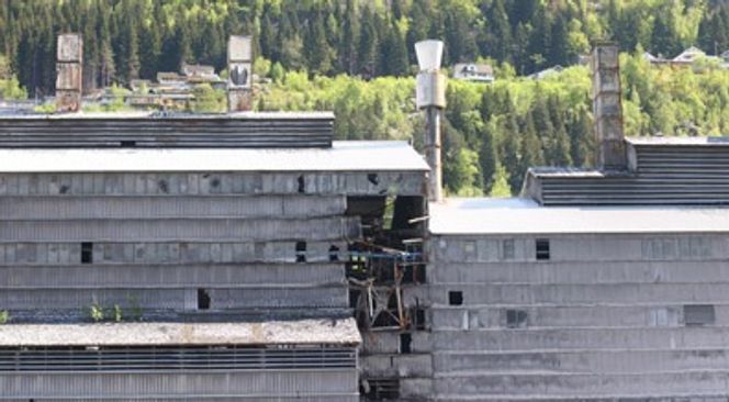 Imponerende pilotprosjekt FORFALL: Inne i Odda sentrum forfaller det gamle smelteverket. De tomme hallene ligger midt i Oddas indrefilet, foreløpig er det usikkert hva området skal brukes til.