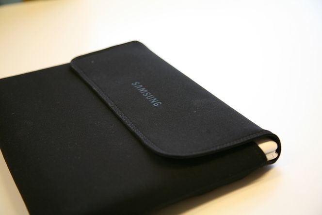 EKSTRA: Samsung har lagt ved en tynn sleeve. Ikke like bra som Asus glidelåsmapper, men likevel bedre enn ingenting.