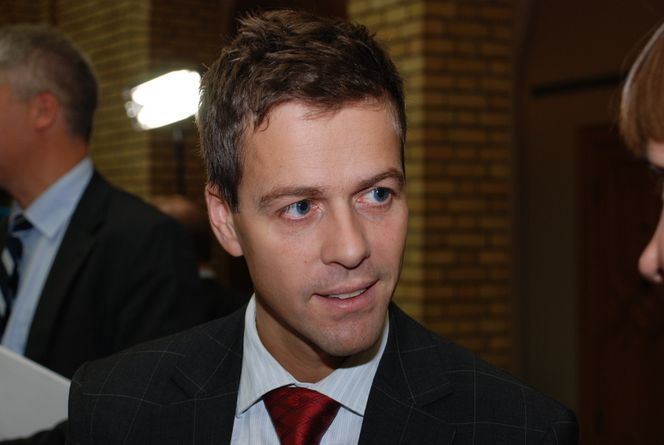 Trenger mer EVIGHET: - Vi snakker om et evighetsperspektiv før nok veier får midtdelere, sier leder av Transportkomiteen på Stortinget, Knut Arild Hareide.