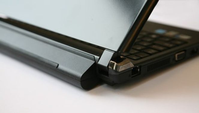 Skrøpelig skjerm PLAST: Skjermlokket gir lett etter og trykk vises fort på skjermen.