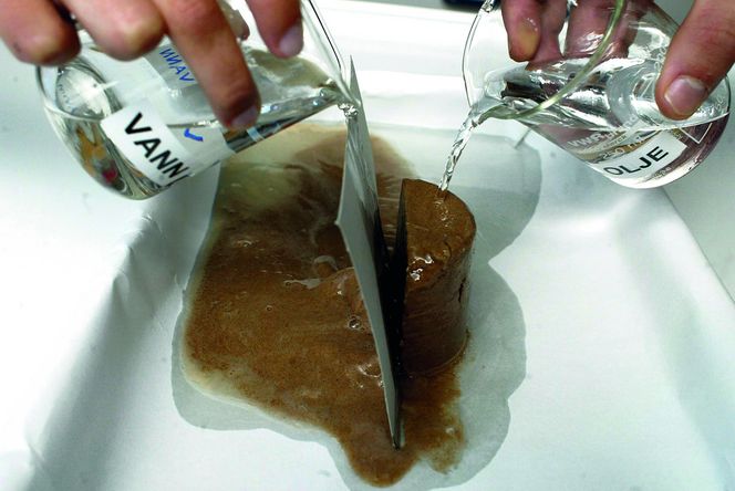 – Bør trekke seg utTJÆRESAND: Utvinningen av dette stoffet er krevende og fører til store CO2-utslipp. Flere eiere ber StatoilHydro droppe tjæresand-prosjektet i Canada, og KrF vil at regjeringen gjør det samme.