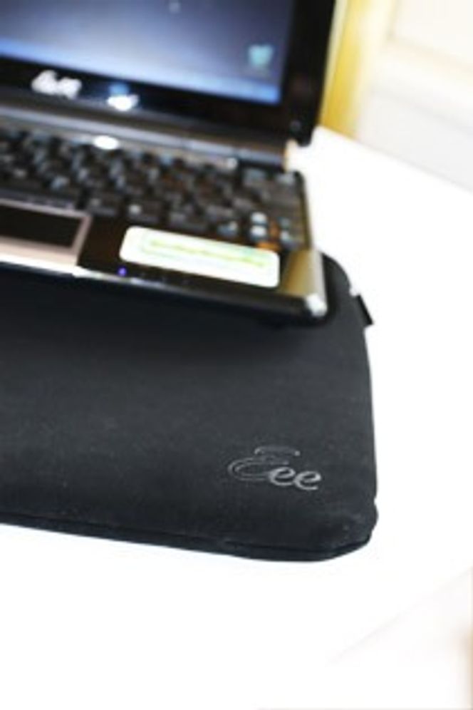 Grei tilkobling Asus har vært smarte nok til å legge ved et eget mykt case til maskinen. Veldig bra.