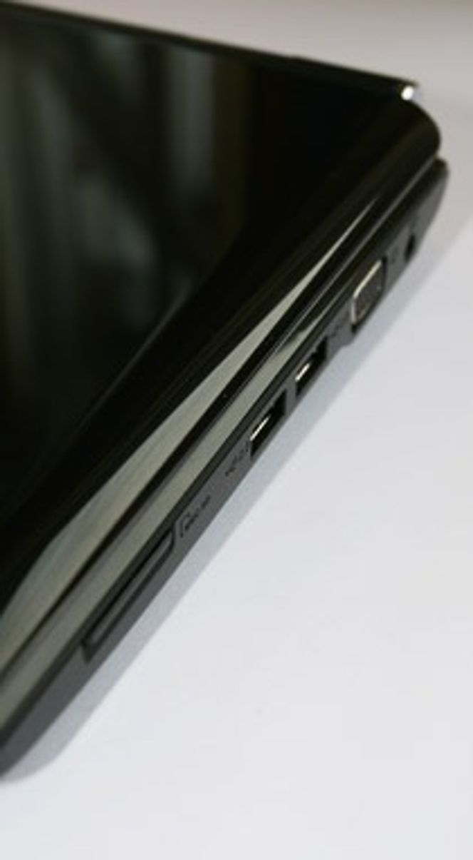 Savner oppløsning Til venstre finner vi minnekortleser, to USB-porter, VGA-utgang og inngang for strømkabel.