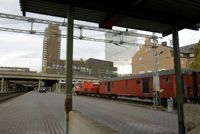 Mangler busserTOGTRØBBEL: Mandag morgen kunne ingen tog kjøre inn til Oslo S. Tre kjøreledninger falt ned.