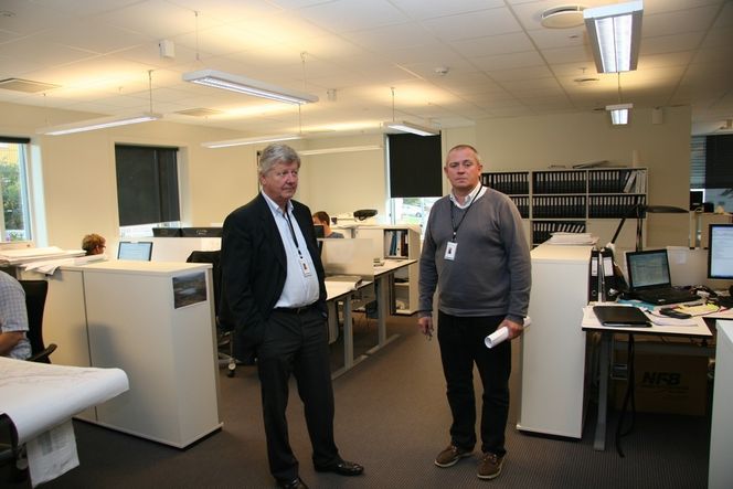 MÅLBEVISST: Hit gikk han, der 50 Sjtokman-ingeniører arbeider, og forsynte seg med fire PC&#039;er. På vegen passerte han IT-senteret uten å bry seg, sier direktør Håkon Sannum og sikkerhetsansvarlig Tore Gunnar Karlsen.