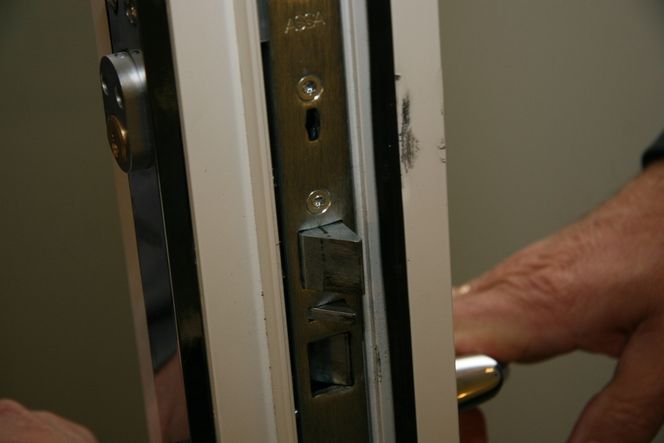USYNLIG: Dette er døren i annen etasje der tyven brøt opp låsen nesten uten at det ble merker i det hele tatt. De svarte merkene på dørplaten er alt.
