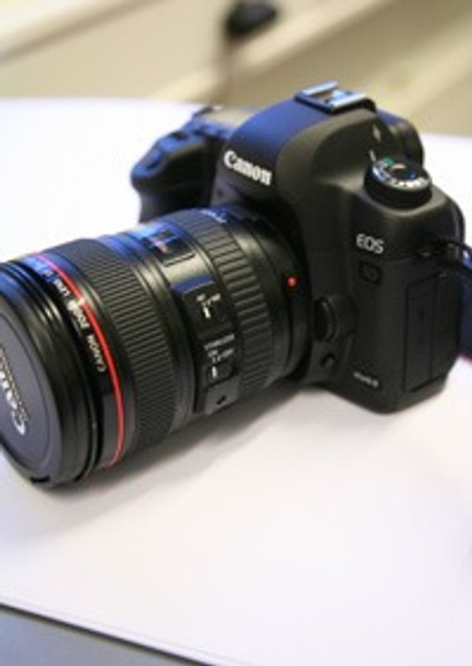 Kjip lyd TUNGT: 5D Mark II er relativt tungt, og ikke alltid like lett å bære med seg. Kvalitetsfølelsen er det imidlertid ingenting i veien med.