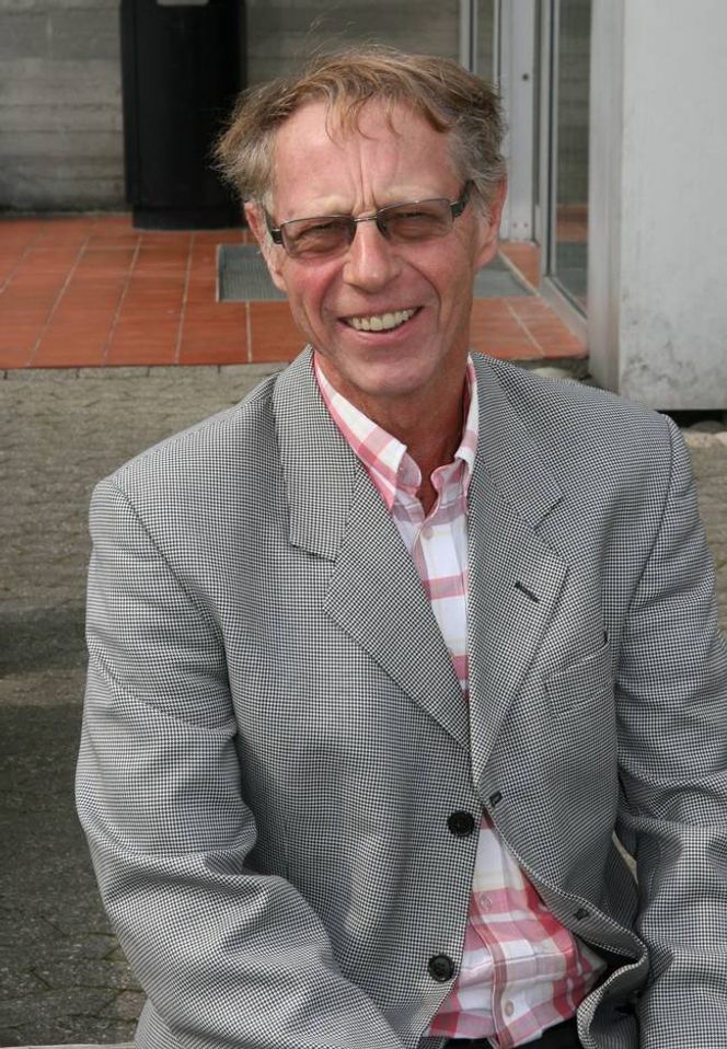 Mellom to stoler IKKE DÅRLIGERE: Førsteamanuensis Ole Andreas Songe-Møller vil ikke være med på at NTNU er bedre enn Universitetet i Stavanger. (FOTO: Joachim Seehusen)