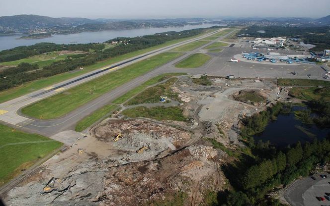 Sprengt for mange år siden NÆR GRENSEN: Flesland kan klare 25 fly hver time, men der går grensen. Denne nås nå ukentlig. Det er taksebaner som skaper de største hindrene, går det frem av masterplanen for utbygging.