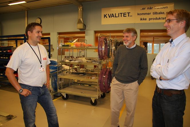 SOLIDARISK: Produksjonssjef Svein Kåre Hegelstad (til v.) har jobb til juni neste år. Han jobber nå for at utviklerne Ove Eldøy og Jan Christian Kerlesen (til h.) skal kunne beholde jobbene sine.