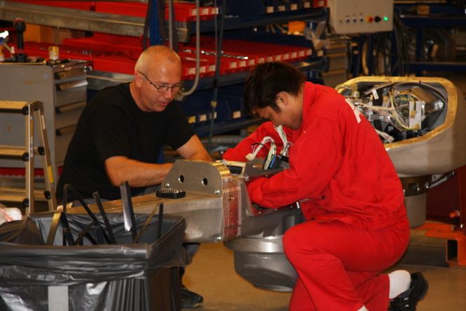 FRA KINA: 10 kinesere skal være på Bryne ut året for å lære hvordan produksjonen av lakkeringsroboter foregår. Senere skal de tilbake til Shanghai og lære opp kollegene sine der.