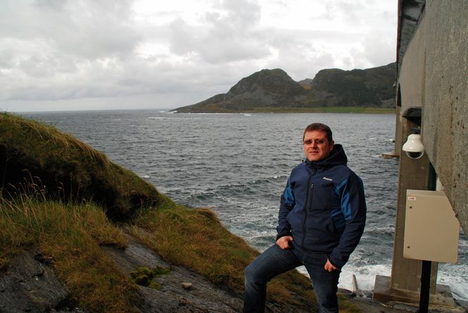 Ideelt bølgeklima FØRST UT: Energiingeniør Svein Vassbotn i Tussa ser frem til å få kraft fra bølgene inn på høyspentnettet.