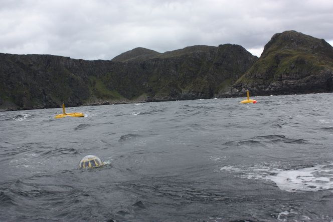 To generatorer PÅ OVERFLATEN: En diskosbøye med en diameter på 4 meter, og en sekskantet torusbøye med en diameter på 6 meter følger bølgene utenfor Runde. I forgrunnen flyter en solcelledrevet målebøye som sender kontinuerlig informasjon om bølgeklimaet til vaktsentralen i Ørsta.
