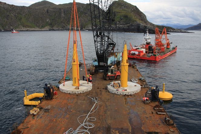 Strekker strikken SJØSETTING: 26. august ble generatorene senket ned til et 200 x 400 meter stort platå på 47 meters dyp utenfor Runde. Hver generator veier cirka 80 tonn når betongelementet som holder den på plass er medregnet.