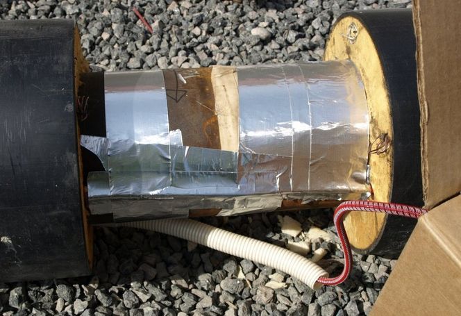 Ekspansjon SKJØT: Rørene skjøtes sammen. Ved en lekkasje vil et mellomstykke settes inn der hvor lekkasjen oppstod. Det røde er sensorkabelen.