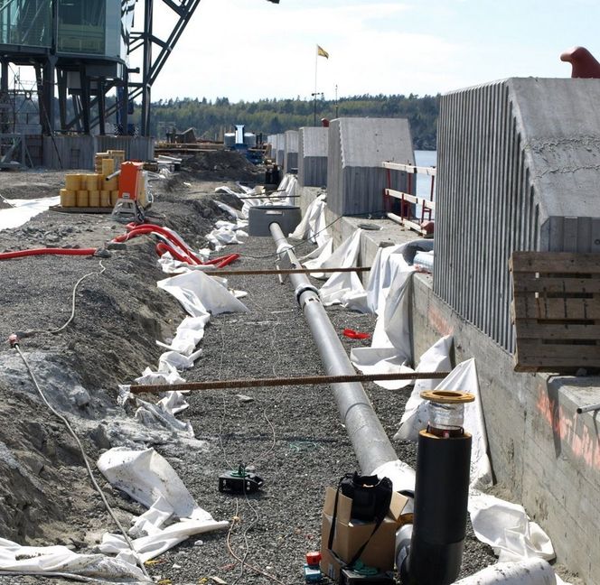 Rør – i – rør NEDGRAVD: Hele røret er gravd ned i kaia.