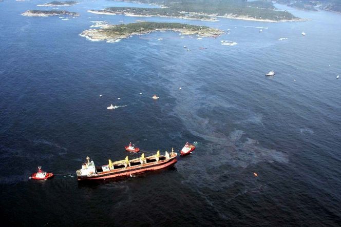 August 2009: <span>Full City trekkes av grunnen ved Såstein, og </span><span>slepes til kai i Bamble.</span> Foto: Foto
