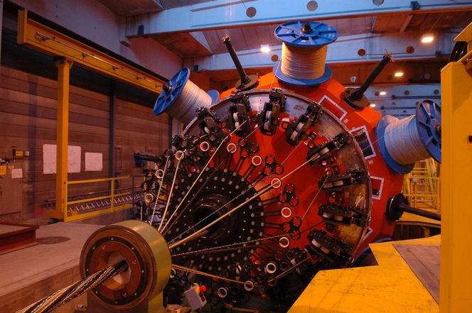 Produksjonen med denne kablingsmaskinen i Tønsberg blir nå lagt ned.