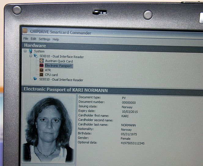 DU BLIR REGISTRERT: Informasjonen i elektroniske pass kan avleses via datamaskin, som gir større effektivitet og raskere grensepassering.