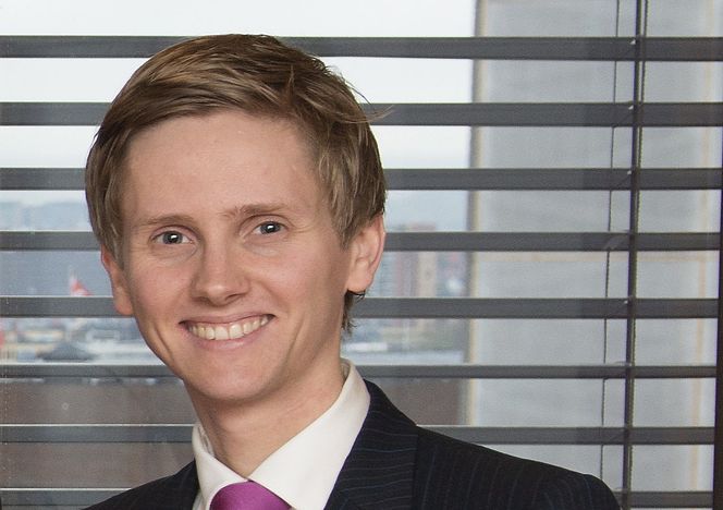 Politisk rådgiver Reynir Jóhannesson (Frp) varsler ny graveforskrift med felles regler for stat, kommune og fylke for å gi lavere kostnader ved bredbåndsutbygging.